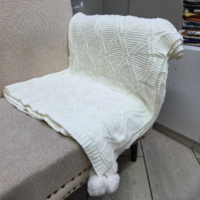 Knitted thriw blanket off white L