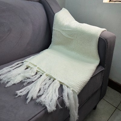 Knitted throw blanket cream 