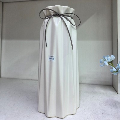 Whute ceramic vase cs